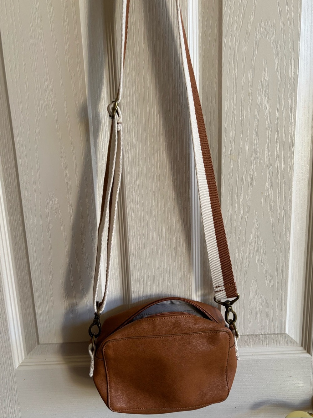 Ladies leather crossbody bag